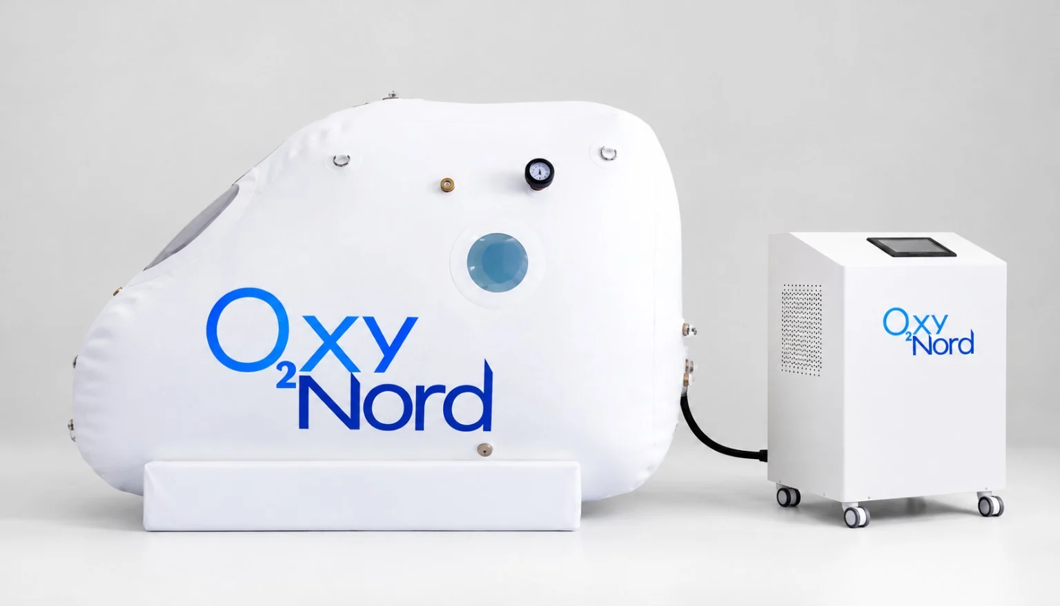 OxyNords halvsittande tryckkammare med syrgaskoncentrator mot ljus bakgrund