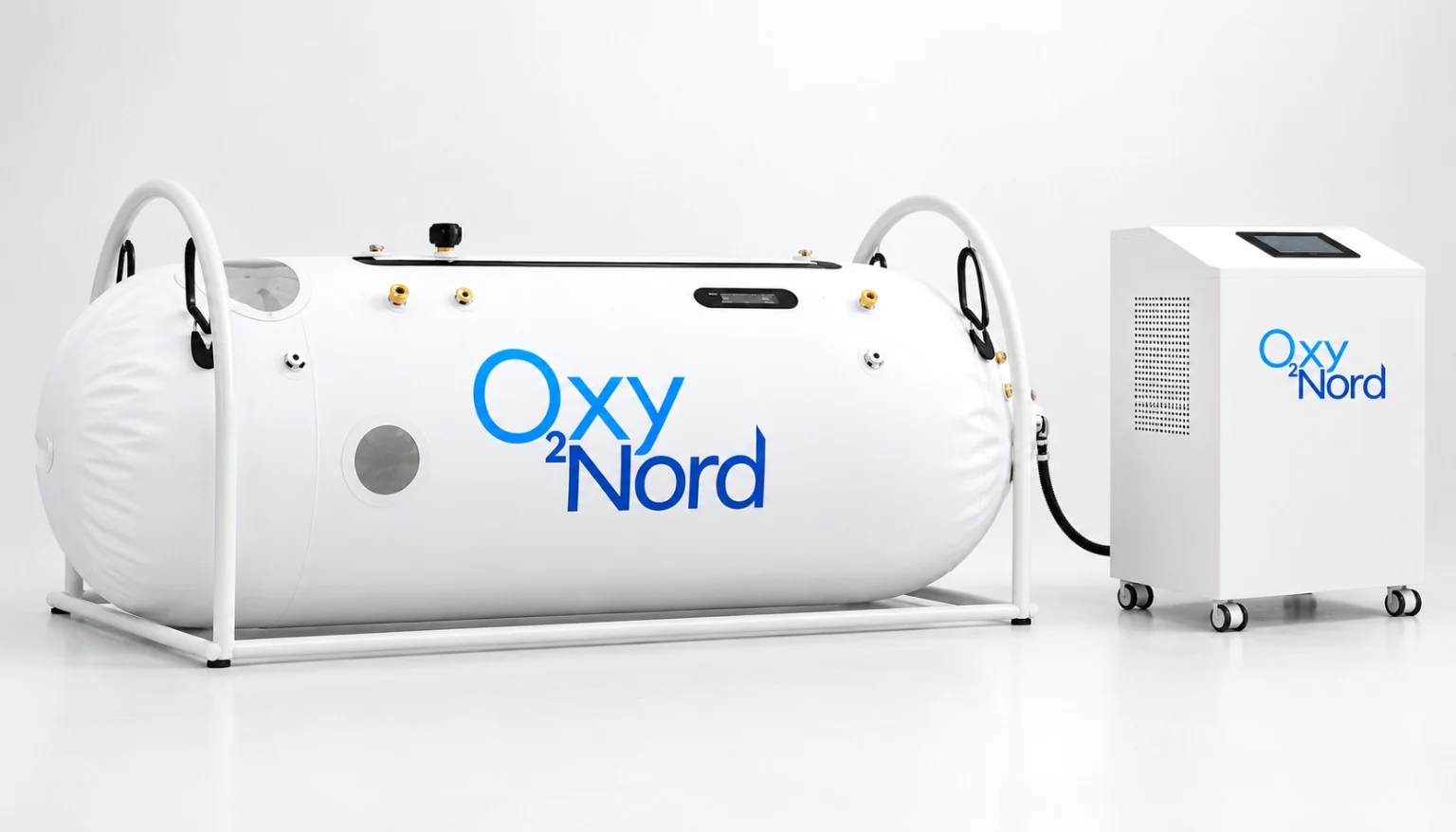 OxyNords liggande tryckkammare med yttre stödram och syrgaskoncentrator mot ljus bakgrund
